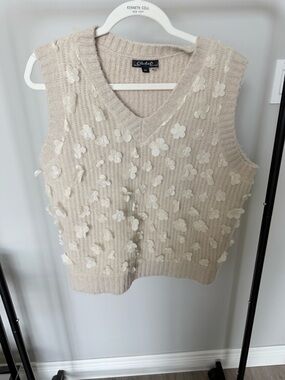 CHARLIE B Cream Floral Appliqué V-Neck Sweater Vest